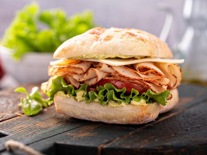 Сытный перекус: лучший рецепт итальянского сэндвича, который быстро утолит голод