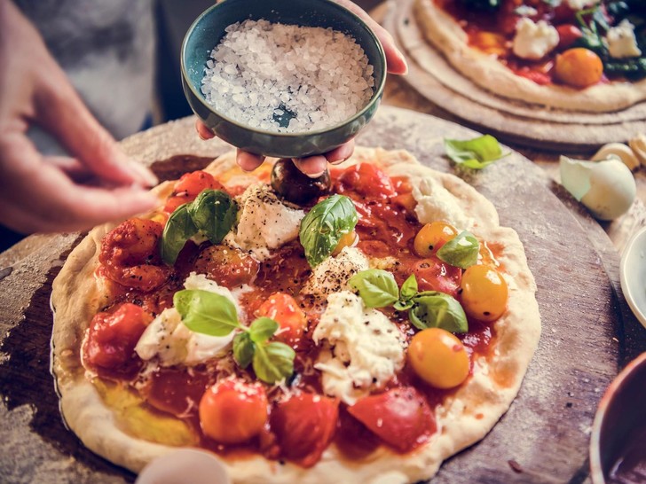 Хозяева оценят: кулинарный секрет, который превратит обычную пиццу в ресторанное блюдо