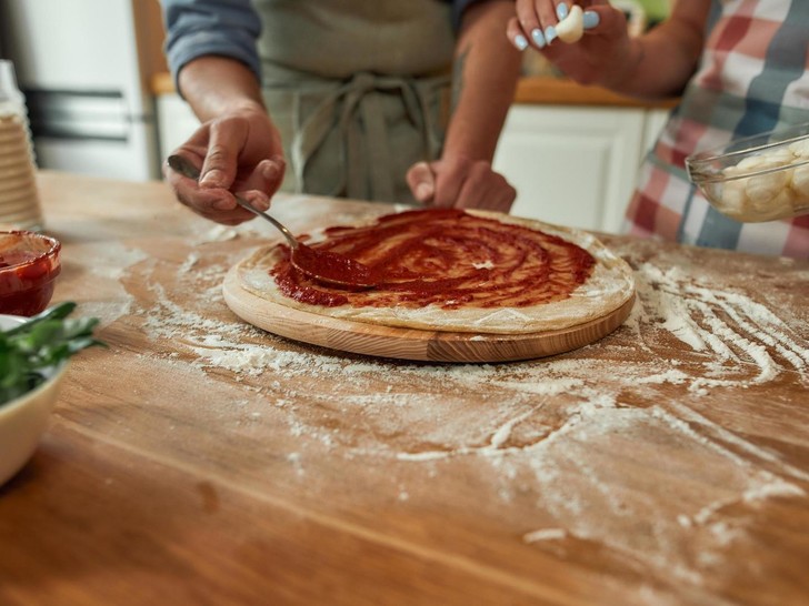 Хозяева оценят: кулинарный секрет, который превратит обычную пиццу в ресторанное блюдо