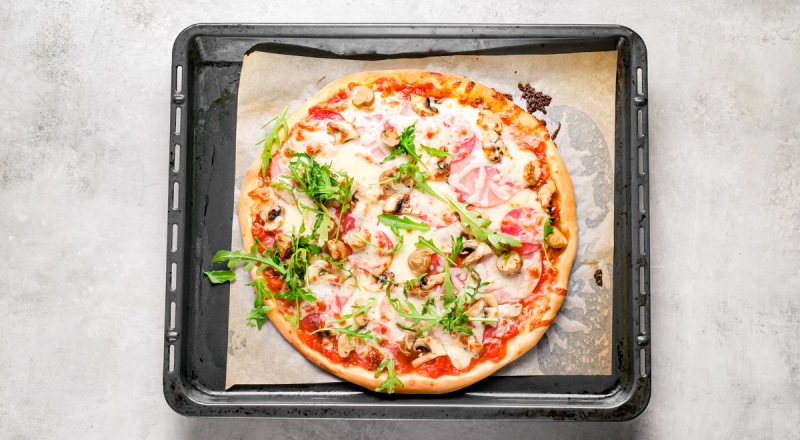 Домашняя пицца с грибами и колбасой, пошаговый рецепт с фото на 426 ккал