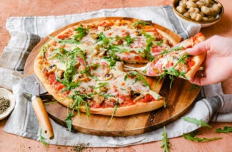 Домашняя пицца с грибами и колбасой, пошаговый рецепт с фото на 426 ккал