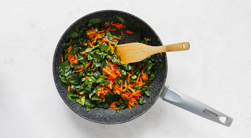 Пшенные лепешки с морковью и шпинатом, пошаговый рецепт с фото на 420 ккал