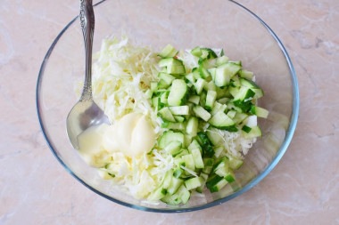 Салат с капустой, крабовыми палочками и яйцом