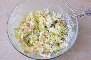 Салат с капустой, крабовыми палочками и яйцом