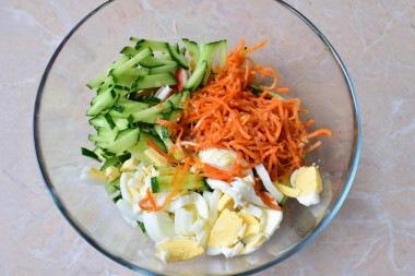 Салат с корейской морковью и крабовыми палочками