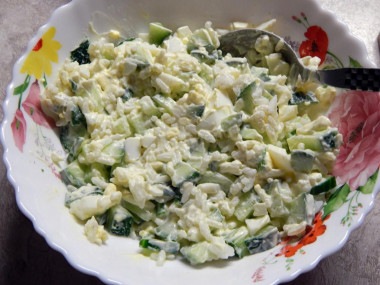 Салат с рисом, огурцом и яйцом