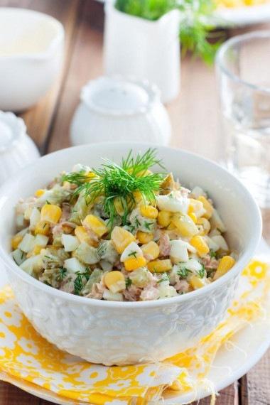 Салат с тунцом и кукурузой