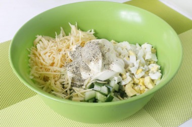 Салат с ветчиной, огурцом, сыром и яйцом