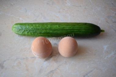 Салат с зеленым горошком, яйцом и огурцом