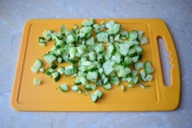 Салат с зеленым горошком, яйцом и огурцом