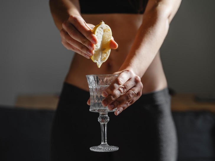 Пейте каждый день: 4 напитка, которые вызывают накопление жира в области талии (и мешают вам похудеть)
