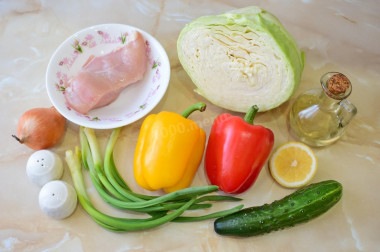 Салат с капустой и куриной грудкой