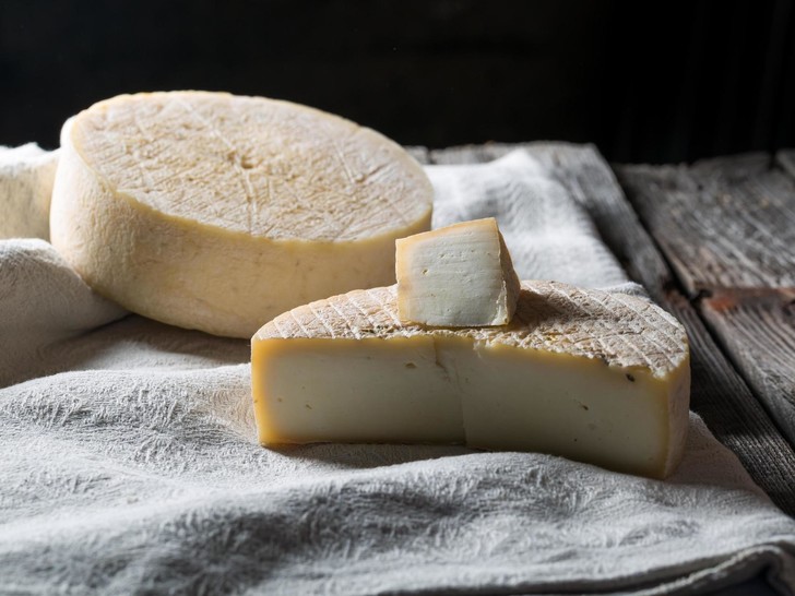 Секрет молодости: 8 видов сыра, которые стоит есть после 45 лет