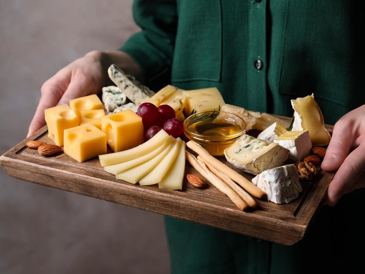 Секрет молодости: 8 видов сыра, которые стоит есть после 45 лет
