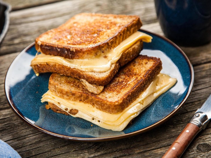 Для любителей сыра: Легкий рецепт хрустящих тостов на завтрак за 5 минут