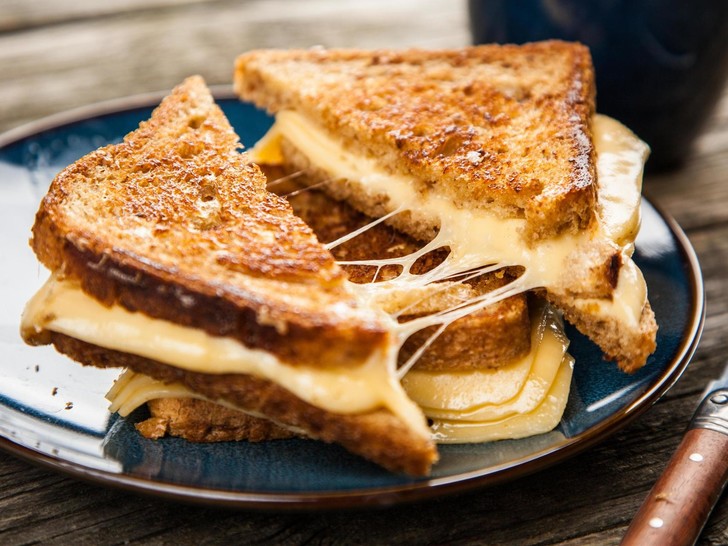 Для любителей сыра: Легкий рецепт хрустящих тостов на завтрак за 5 минут