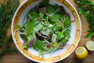 Овощной салат из огурцов с растительным маслом