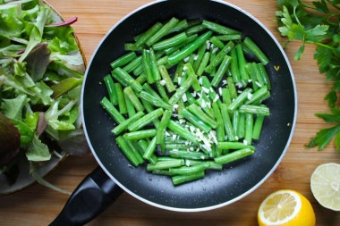 Овощной салат из огурцов с растительным маслом