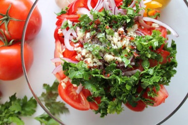 Салат из баклажанов и помидоров с чесноком