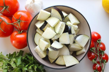 Салат из баклажанов и помидоров с чесноком
