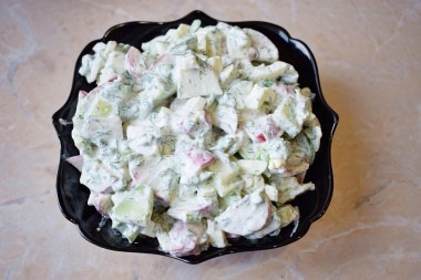 Салат из редиски с огурцом и зеленым луком