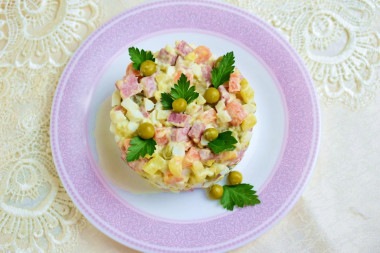 Классический московский салат с копченой колбасой