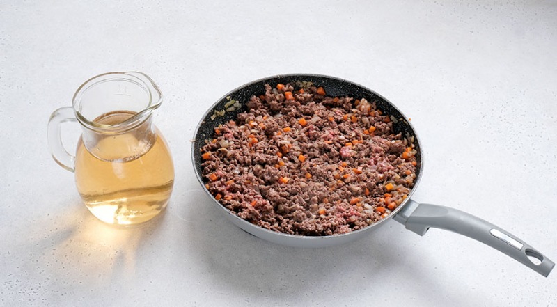 Мясная тушенка под «крышкой» из рубленого теста — пошаговый рецепт с фото на сайте Гастронома