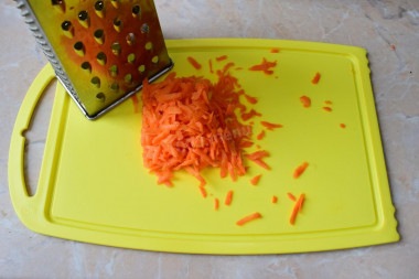 Салат из свежей капусты, моркови и огурцов