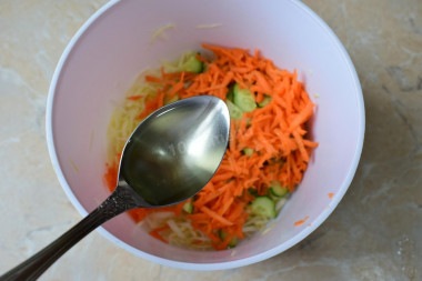 Салат из свежей капусты, моркови и огурцов