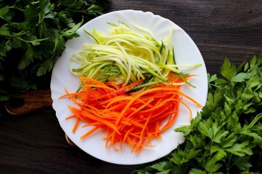 Салат с овощами фунчоза и соевым соусом