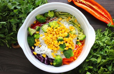 Салат с овощами фунчоза и соевым соусом
