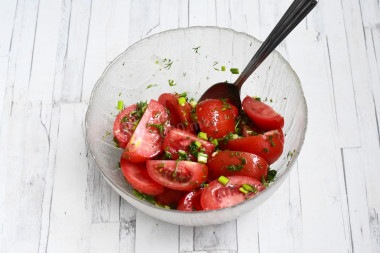 Салат с помидорами и растительным маслом
