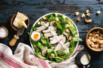Классический «Цезарь»: как правильно приготовить самый известный салат — тонкости от шефа