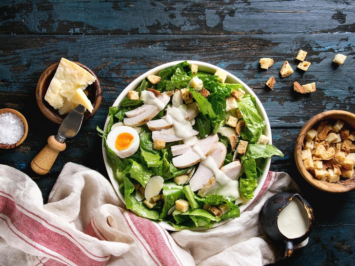 Классический «Цезарь»: как приготовить самый знаменитый салат — тонкости от шеф-повара