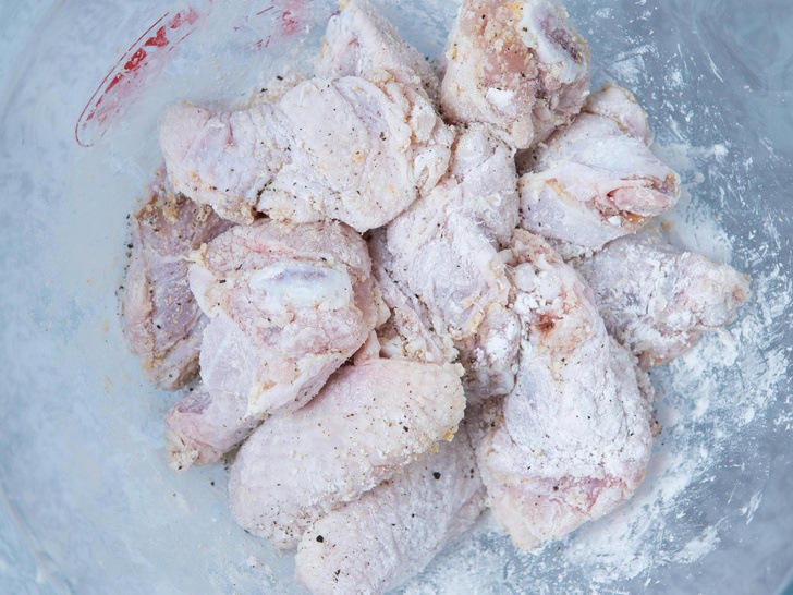 Крылышки по-американски Баффало: простой рецепт жареной курицы, с которым справятся даже новички