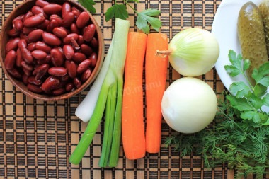 Салат из фасоли с морковью и луком