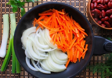 Салат из фасоли с морковью и луком