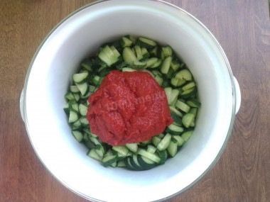 Салат на зиму из огурцов с томатным пюре