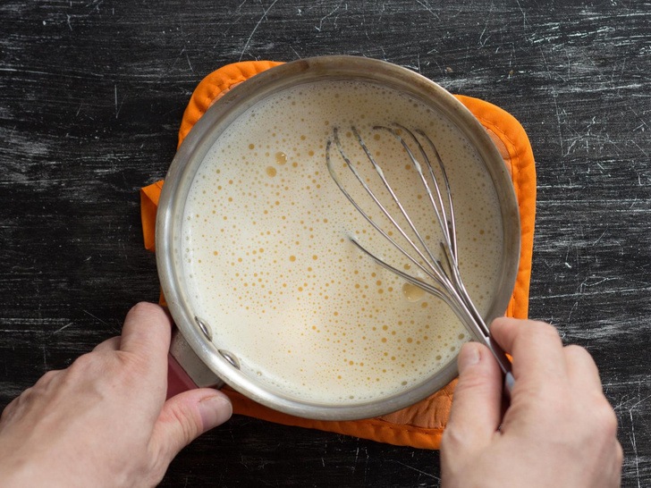 Вкус детства: рецепт желейного малинового пирога, который хранили в секрете наши бабушки