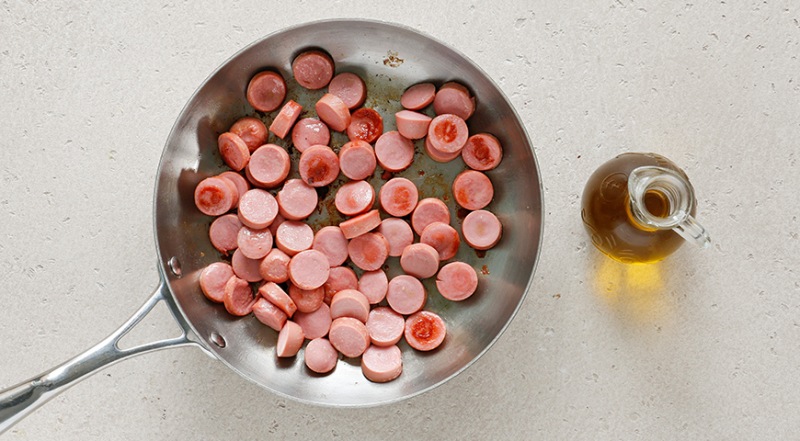 Сковорода с сосисками и летними овощами, пошаговый рецепт с картинкой на 423 ккал