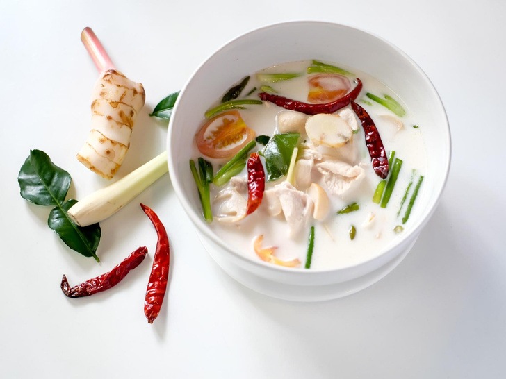 Тайский куриный суп: рецепт ужина за 30 минут, который сведет всех с ума