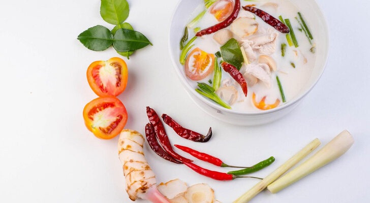Тайский куриный суп: рецепт обеда за 30 минут, который сведет с ума всех