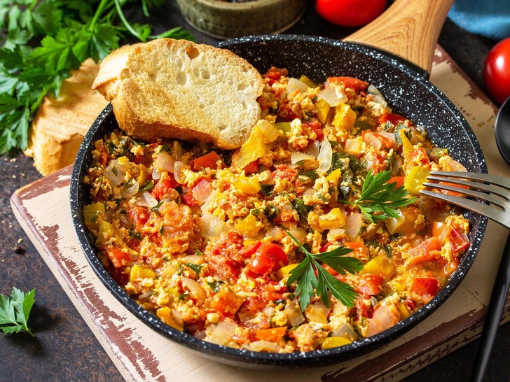 «Турецкая яичница»: как приготовить менемен — вкусный и сытный завтрак