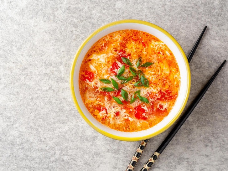 Ароматный китайский суп с помидорами и яйцами всего за 15 минут: простой рецепт невероятного ужина