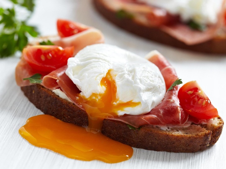 Быстрый завтрак: умный способ приготовить яйцо-пашот всего за 2 минуты
