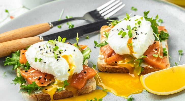 Быстрый завтрак: хитрый способ приготовить яйцо-пашот всего за 2 минуты