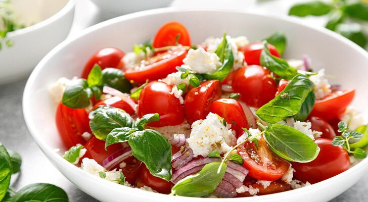 На скорую руку: 5 простых (и очень вкусных) салатов с помидорами, которые вы приготовите за 15 минут