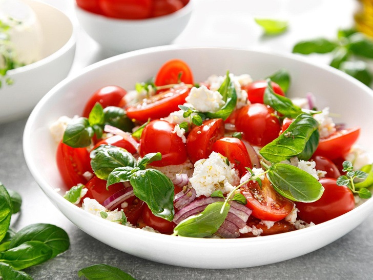 На скорую руку: 5 простых (и очень вкусных) салатов с помидорами, которые можно приготовить за 15 минут