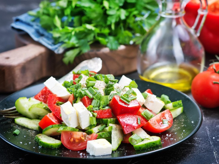На скорую руку: 5 простых (и очень вкусных) салатов с помидорами, которые можно приготовить за 15 минут