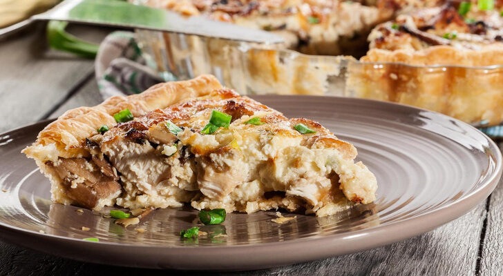 Сытный пирог с курицей и грибами: простой ужин, который удивит ваших гостей